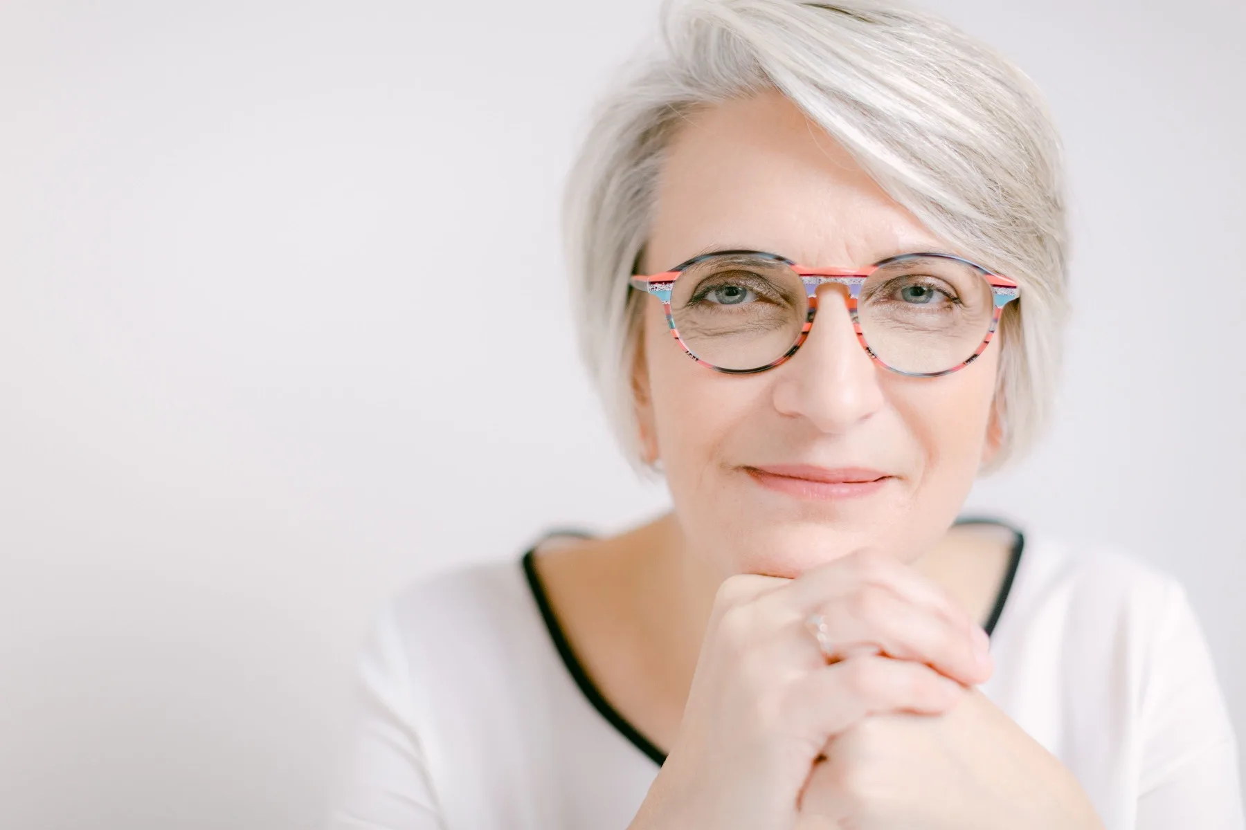 Portrait de Blandine Guichard Milner, le menton posé sur les mains, regard vers l’objectif